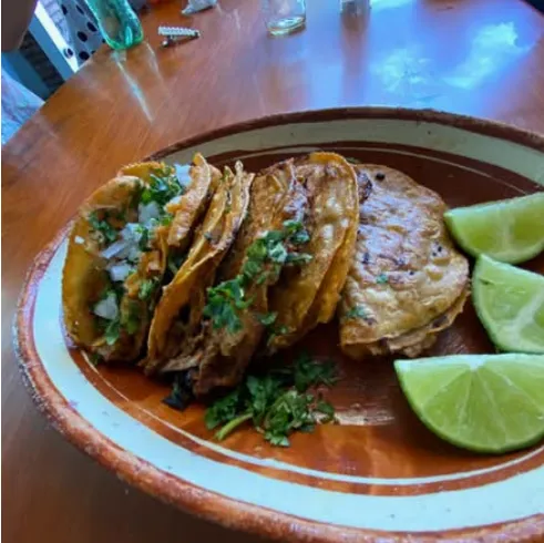 5 TACOS DORADOS + BEBIDA