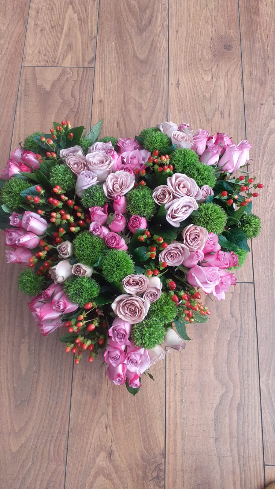 Corazón grande con rosas y follaje fino